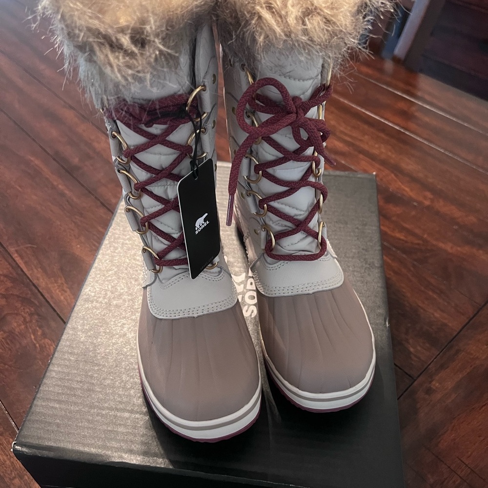 Tofino II WP Sorel Boots with tags & box.
